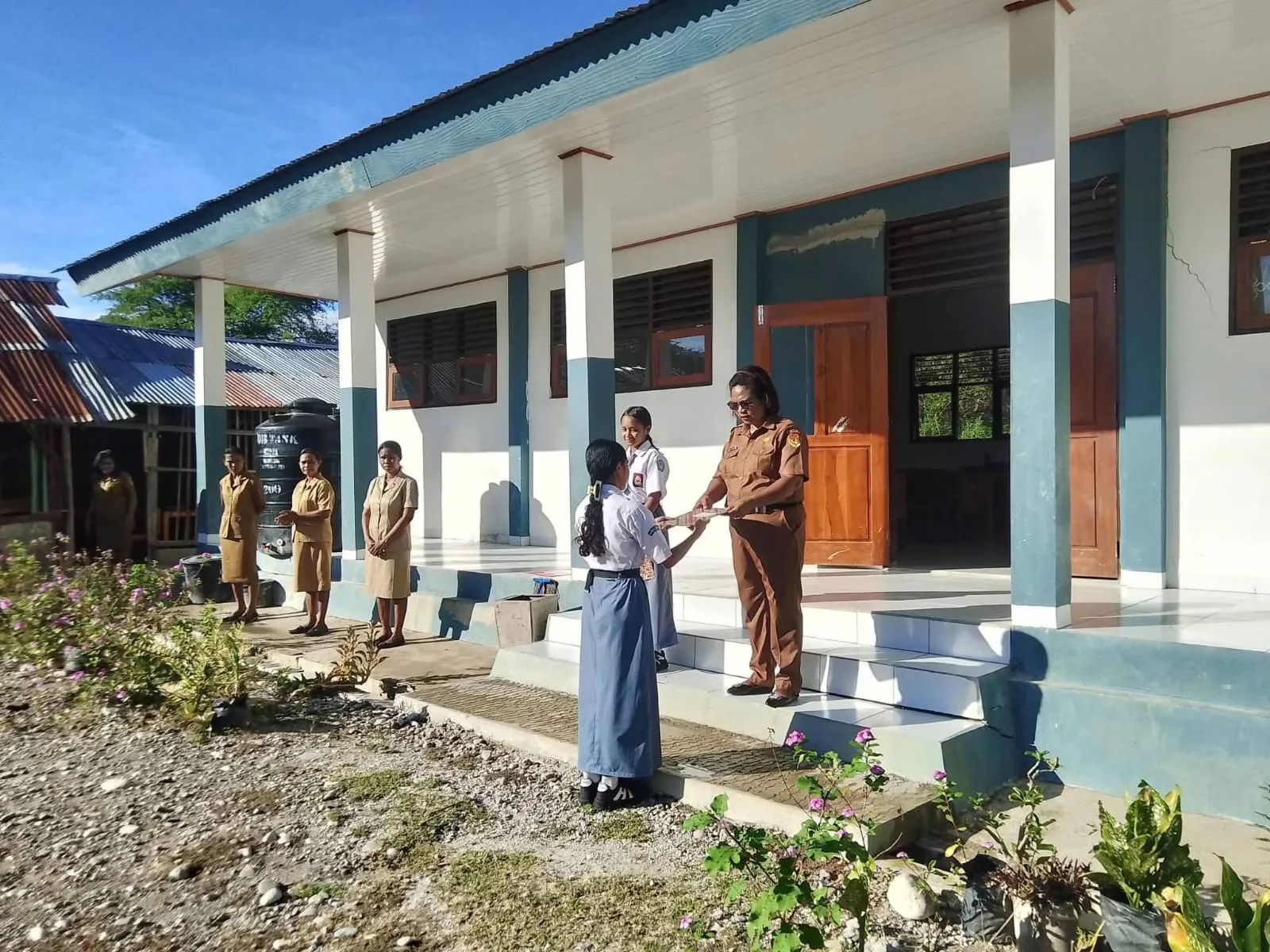 Torehkan Prestasi di Hari Pendidikan Nasional, Siswa SMA Ngeri Tupan Sabet Juara 2 Jurnalistik Kabupaten TTS